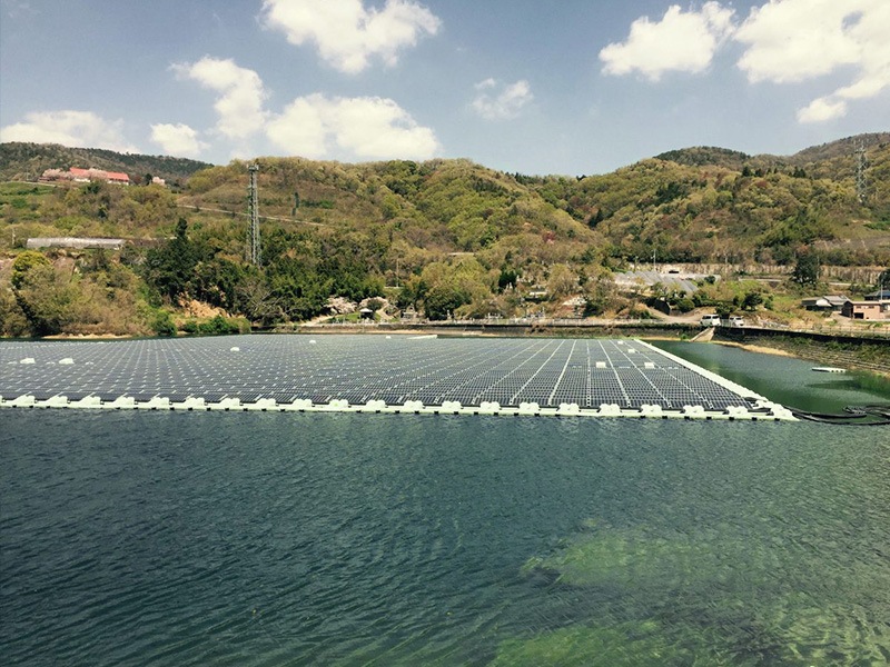 Floating Solar Farms: Harnessing Water Bodies for Renewable Energy Generation